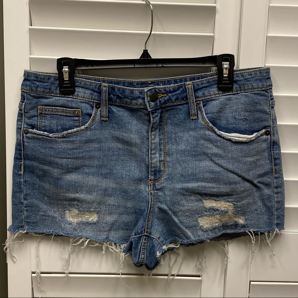 universal thread medium wash blue jean denim shorts